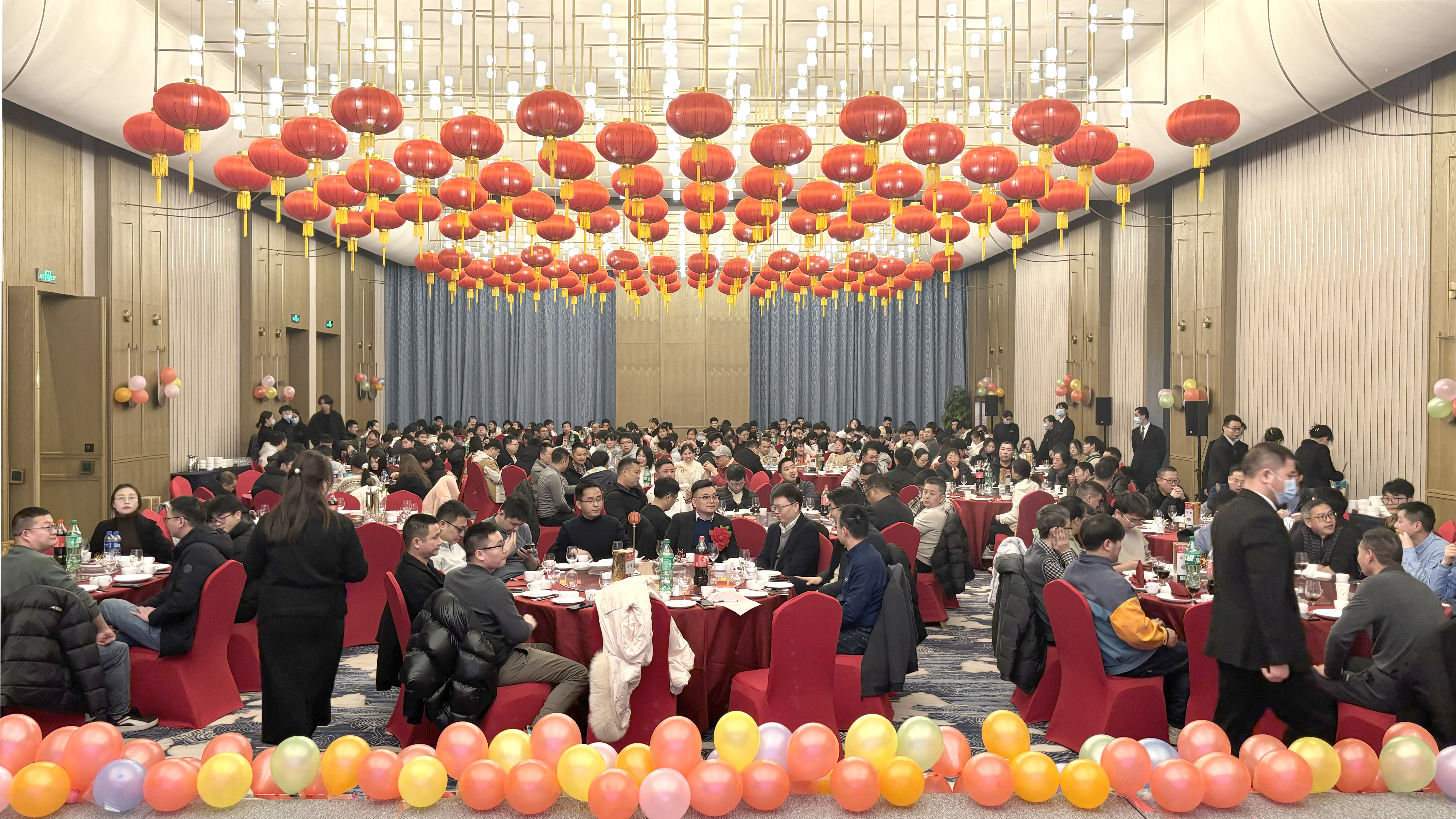 乘风破浪创佳绩 继往开来铸辉煌  BB贝博艾弗森微2023年度表彰大会暨2024年迎春晚会胜利召开